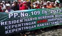 Para petani menolak karena budidaya tembakau lebih menguntungkan dibandingkan budidaya tanaman lain terutama di kawasan lereng Merapi.