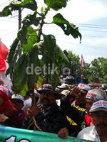 Ribuan Petani Tembakau Klaten Demo