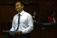 Hotasi Nababan memberikan nota pembelaannya kepeda Majelis Hakim. Ramses/detikFoto.