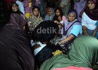 Tetangga tampak melayat korban yang tewas akibat gempa Aceh. Feri Fernandes/detikcom.