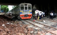 Sebuah KRL melintas di perlintasan Latuharhary, Jakarta Pusat.