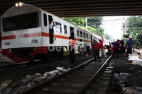 Saat melintas di Latuharhary, KRL tersebut belum bisa melaju dengan kecepatan normal.