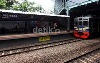 Rangkaian Kereta Rel Listrik (KRL) melintas di Stasiun Sudirman, Jakarta.