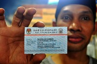 Seorang warga Kelurahan Masale, Kec. Panakukang memperlihatkan kartu pemilihnya, sebelum berangkat ke TPS.