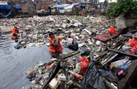 Pekerja membersihkan sampah sisa banjir di Kali Angke, Jakarta Barat, Selasa (22/1/2013).