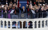 Obama menyapa warga yang memadati Capitol Hill, Washington DC. Reuters/Scott Andrews/Pool.
