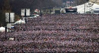 Ratusan ribu warga AS menyemut di Capitol Hill, Washington DC. Reuters/Brian Snyder.