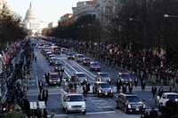 Warga juga memadati sepanjang jalan yang dilintasi oleh iring-iringan mobil Obama. Reuters/Jonathan Ernst