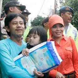 Epy Kusnandar Cs Bantu Korban Banjir Rawajati