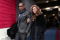 Ibu dari Blue Ivy Carter itu tampak menawan dengan rambut coklat yang bergelombang dan dalam balutan coat hitam Dior dan gaun hitam Emilio Pucci. Win McNamee/Getty Images.