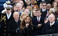 Wajah bahagia Beyonce yang mengenakan anting Lorraine Schwartz saat menyanyikan lagu kebangsaan Amerika Serikat. Justin Sullivan/Getty Images.