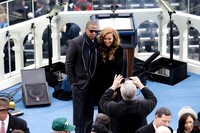 Jay-Z dan Beyonce terlihat sangat serasi saat berpose di depan kamera. Rob Carr/Getty Images.