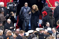 Beyonce dan Jay-Z sukses mencuri perhatian publik saat hadir dalam acara pelantikan presiden Obama di gedung Capitol Hill, Washington DC, pada Senin (21/1/2013). Scott Andrews-Pool/Getty Images.