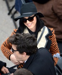 Senyuman Katy saat berada di sebelah John Mayer. Stan Honda/AFP.