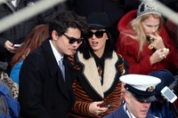 Katy dan John terlihat asyik mengobrol. Alex Wong/Getty Images.