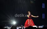 Keanggunan BCL Bergaun Merah