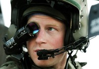 Cucu dari Ratu Elizabeth itu terlihat duduk di kursi depan helikopter tempur Apache-nya sambil mengenakan monocle gun sight. AFP Photo/Pool/John Stillwell.