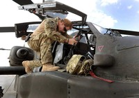 Adik dari Pangeran William itu menyiapkan peralatan ke dalam helikopter. AFP Photo/Pool/John Stillwell.