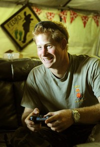 Ia tampak sedang asyik bermain video game di Camp Bastion, Afganistan. AFP Photo/Pool/John Stillwell.