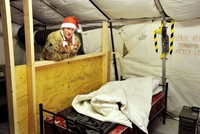 Inilah kamar tidur seorang Pangeran Harry di tenda VHR (very high ready-ness). AFP Photo/Pool/John Stillwell.