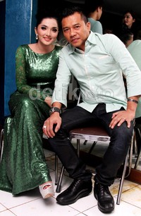 Dua sejoli itu kompka memakai busana serba hijau. Gus Mun/detikHOT.