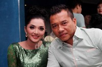 Ashanty tersenyum di depan kamera. Gus Mun/detikHOT.