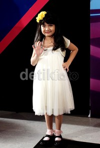 Afiqah tampak menggemaskan dibalut dress putih saat berpose di depan kamera.