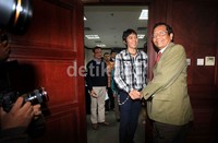 Bunda Iffet melanjutkan, para personel Slank kecewa karena tidak diperbolehkan manggung di kampung sendiri.