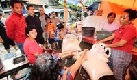 Keduanya meninjau dapur umum, pembagian sembako dan pengobnatan gratis untuk para korban banjir.