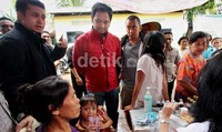 Ketua Umum Himpunan Pengusaha Muda Indonesia Jakarta Raya (Hipmi Jaya) Andika Anindyaguna (jaket merah) bersama Ketua Umum Hipmi Jakarta Pusat Mohammad Aufar Hutapea (jaket hitam) menunjau posko relawan Hipmi Jaya untuk korban banjir.