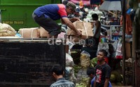  Aktifitas kegiatan perdagangan di Pasar Induk Kramat jati, Jakarta, Selasa (22/01), mulai pulih dan normal kembali.