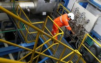 Sejumlah pekerja melakukan aktivitas di Pusat Listrik Tenaga Gas dan Uap (PLTGU) Muara Karang, Jakarta Utara. Agus Trimukti/Humas PLN.