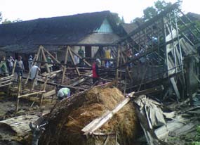 Dua Rumah Ambruk Diterjang Puting Beliung