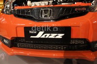Perubahan pada New Honda Jazz tipe RS meliputi desain Hexagonal Front Grill baru yang dilengkapi dengan emblem RS, Smoke Head Lamp, Desain alloy wheel 16 inchi yang baru, Tailgate Spoiler yang semakin sporty, serta Smoke Rear Combination Lamp.