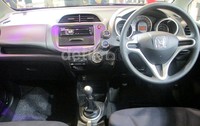 Di bagian dalam, New Honda Jazz RS kini menampilkan Audio sistem baru dengan layar sentuh 6,1 inchi untuk yang kompatibel dengan iPod, iPhone, Blackberry, USB, DVD, CD dan iPhone App Mode (dengan kabel tambahan dan untuk iPhone 4 & 4S).