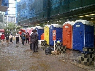  Karyawan Plaza UOB Ramai-ramai Antre di Toilet Darurat 