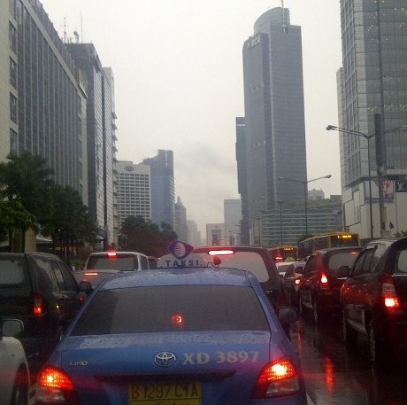 Lalin Sudirman-Thamrin Macet, Jalur Bus TransJ Diserobot