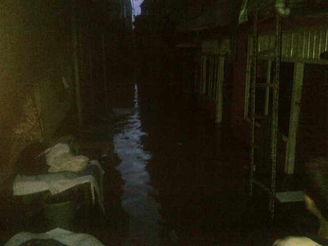 Hujan Turun, Kp Pulo Banjir Sepinggang Orang Dewasa