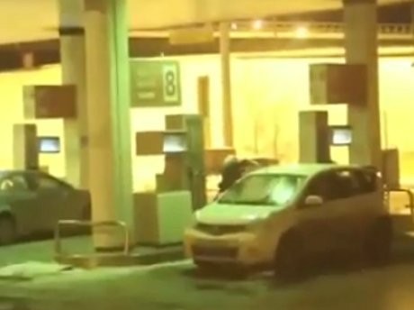 Aduh, Wanita Ini Mandikan Mobil Pakai Bensin