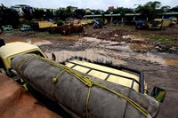 Pangkalan truk di Pasar Induk Kramatjati tampak becek, Rabu (22/1/2013).