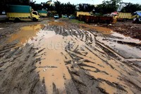 Kondisi tersebut juga menyulitkan truk untuk parkir di pangkalan yang disediakan di kawasan Pasar Induk Kramatjati.