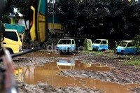 Kondisi pangkalan truk tersebut becek dan digenangi air.