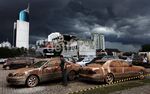Pemilik Cek Kondisi Mobil Korban Tsunami Plaza UOB
