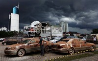     Para pemilik melihat kondisi mobilnya di halaman Gedung Plaza UOB, Thamrin, Jakarta Pusat.