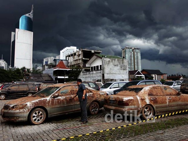 Pemilik Cek Kondisi Mobil Korban Tsunami Plaza UOB