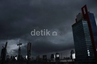 Awan hitam pekat memayungi kawasan Jakarta. Gumpalan awan hitam tersebut disertai hujan yang membayangi aktivitas warga. Ramses/detikFoto.