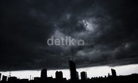     Awan hitam menyelimuti kawasan Kuningan, Jakarta Selatan. Ramses/detikFoto.