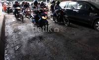 Para pemotor harus memperlambat laju kendaraanya saat melintas di jalan yang bergelombang tersebut.