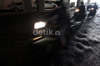 Jalanan yang berlubang ini merupakan buntut dari banjir yang merendam Jakarta.