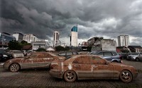 Lumpur menyelimuti seluruh badan mobil.